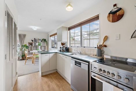 Photo of property in 10 Pimlico Place, Newlands, Wellington, 6037