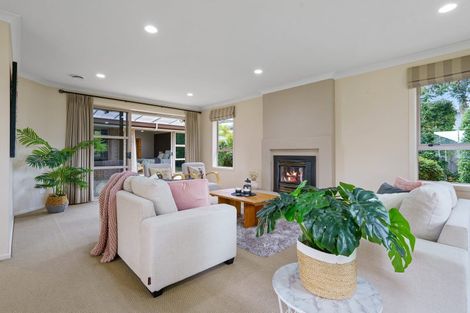 Photo of property in 1 Glenroy Place, Green Bay, Auckland, 0604