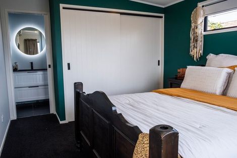 Photo of property in 1/90 Gloria Avenue, Te Atatu Peninsula, Auckland, 0610