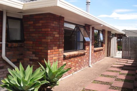 Photo of property in 2/9 Kallaroo Place, Botany Downs, Auckland, 2010