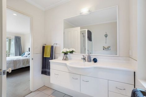 Photo of property in 8 Stonedge Lane, Rosedale, Auckland, 0632