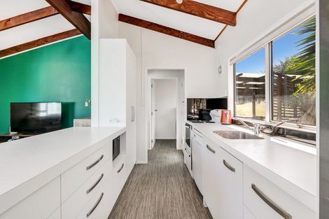 Photo of property in 8 Teviot Place, Totara Vale, Auckland, 0629