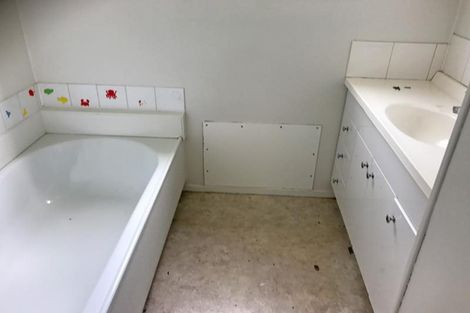 Photo of property in 17 Reynella Drive, Massey, Auckland, 0614