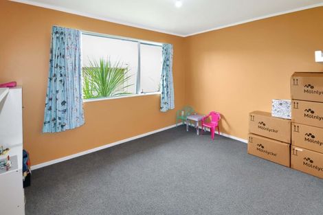 Photo of property in 2a Colchester Crescent, Newlands, Wellington, 6037