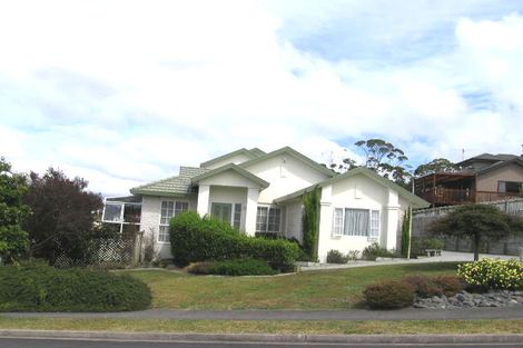 Photo of property in 11 Fulmar Way, Unsworth Heights, Auckland, 0632