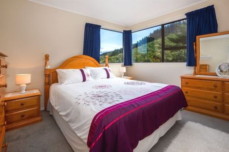 Photo of property in 25 Ordley Grove, Tawa, Wellington, 5028