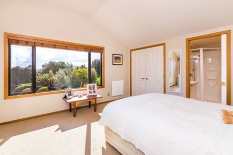 Photo of property in 42 Edge Hill, Acacia Bay, Taupo, 3385