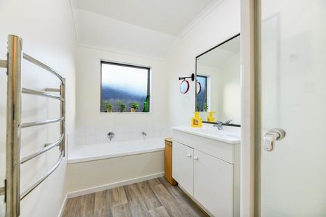 Photo of property in 8 Woodbank Drive, Glen Eden, Auckland, 0602