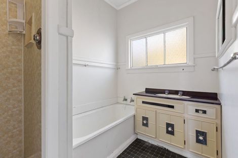 Photo of property in 11 South Road, Moturoa, New Plymouth, 4310