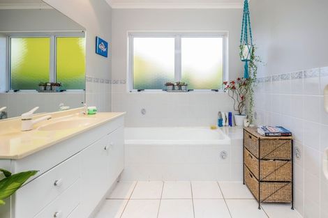 Photo of property in 20 Lothian Brae, Wattle Downs, Auckland, 2103