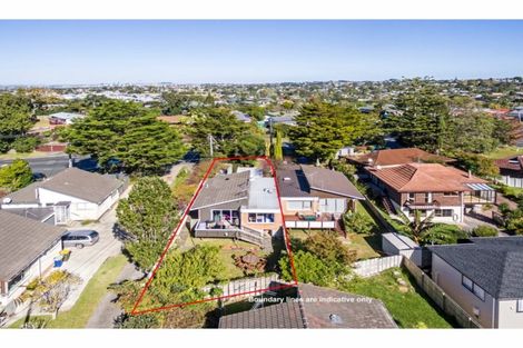 Photo of property in 2/309 Wairau Road, Totara Vale, Auckland, 0627