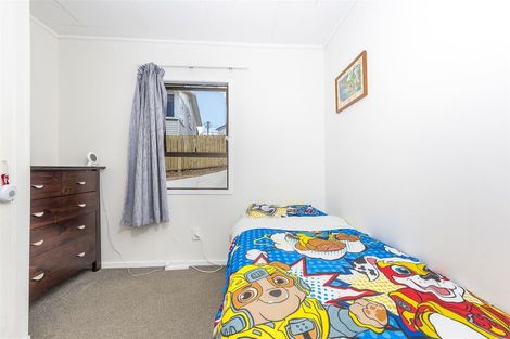 Photo of property in 3/23 Luckens Road, West Harbour, Auckland, 0618