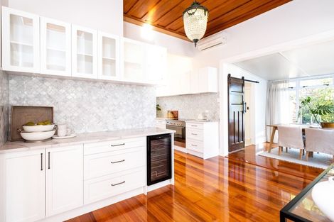 Photo of property in 15 Lawrence Road, Hospital Hill, Napier, 4110