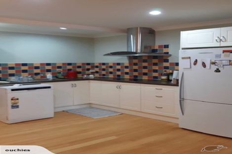 Photo of property in 18 Mountain Road, Henderson Valley, Auckland, 0612