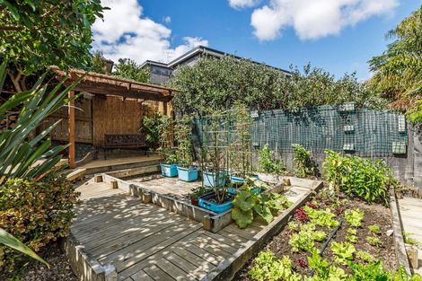 Photo of property in 70 Rising Parade, Fairview Heights, Auckland, 0632