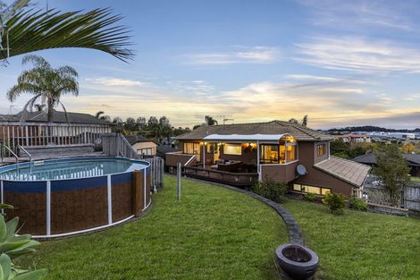 Photo of property in 5 Baulcomb Parade, Windsor Park, Auckland, 0632