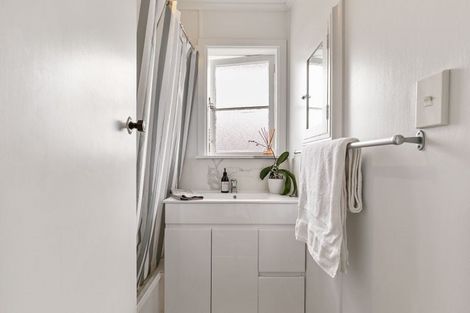 Photo of property in 18 Crawford Avenue, Mangere Bridge, Auckland, 2022