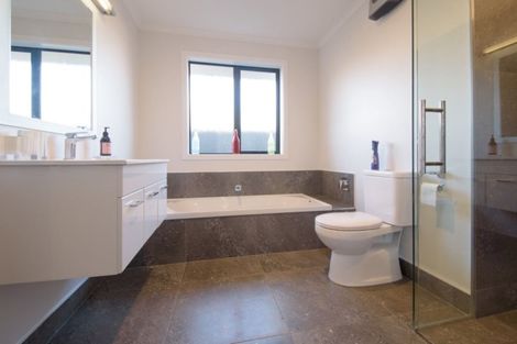 Photo of property in 18 Magnetic Place, Cromwell, 9310