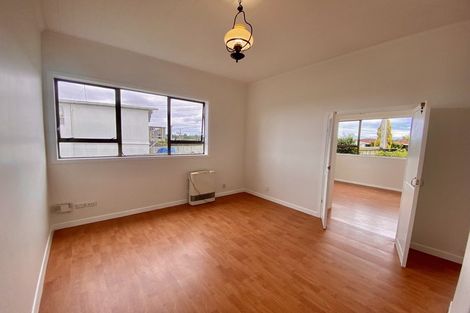Photo of property in 85 Pupuke Road, Northcote, Auckland, 0627