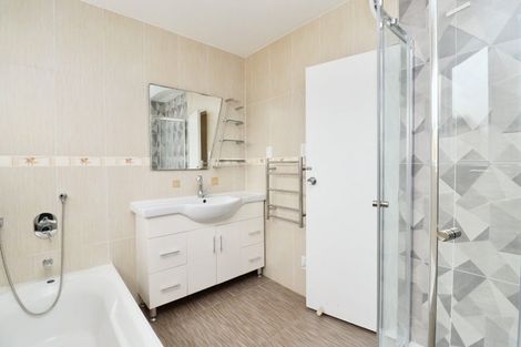 Photo of property in 15 Archmillen Avenue, Pakuranga Heights, Auckland, 2010