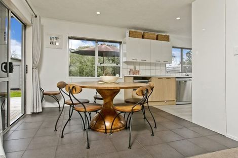 Photo of property in 5 Tetrarch Place, Totara Vale, Auckland, 0629