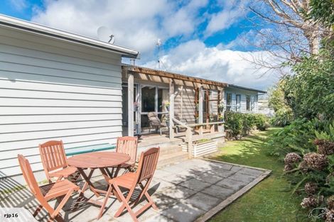 Photo of property in 320 Te Moana Road, Waikanae, 5036