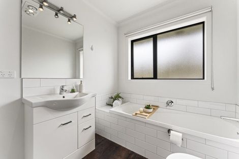 Photo of property in 13 Barry Curtis Place, Levin, 5510