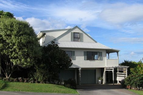 Photo of property in 2 Oakpark Place, West Harbour, Auckland, 0618