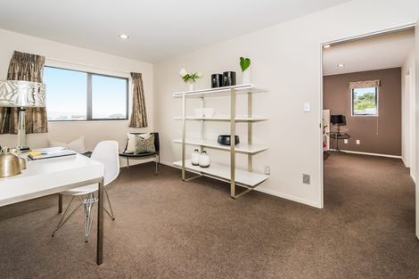 Photo of property in 42 Bur Oak Terrace, Schnapper Rock, Auckland, 0632