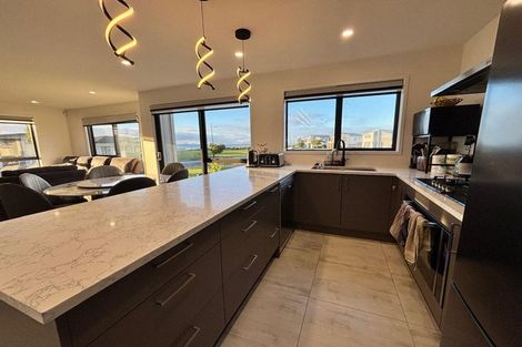 Photo of property in 5 Poutawa Lane, Clarks Beach, 2122