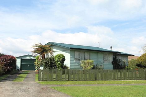 Photo of property in 25 Matthew Place, Kawaha Point, Rotorua, 3010