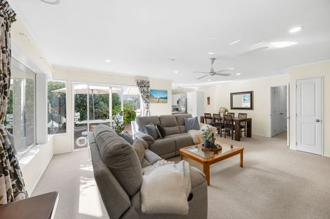 Photo of property in 2/12 Pat O'connor Place, Manurewa, Auckland, 2105