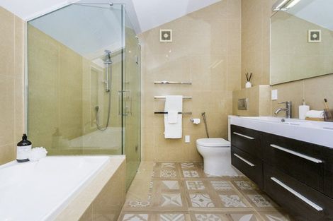 Photo of property in 2/20 Kiteroa Terrace, Rothesay Bay, Auckland, 0630