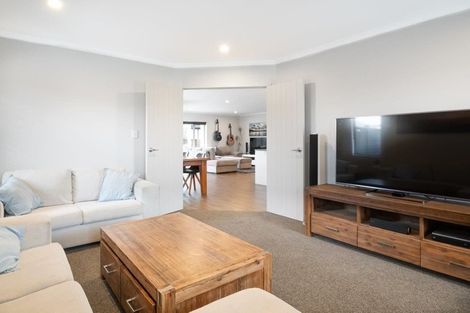 Photo of property in 17 Eric Farley Drive, Kumeu, 0810