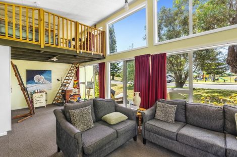 Photo of property in 41 Queens Road, Waikanae Beach, Waikanae, 5036