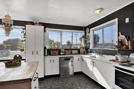 Photo of property in 15 Bone Crescent, Hawera, 4610