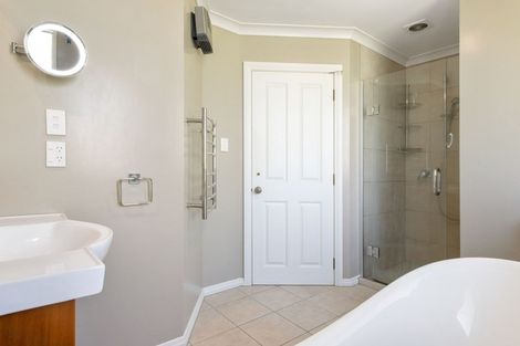 Photo of property in 16 Lucknow Road, Havelock North, 4130