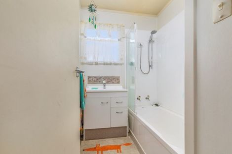 Photo of property in 1/19 Kathleen Street, Totara Vale, Auckland, 0627