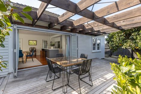 Photo of property in 28 Tauroa Road, Havelock North, 4130