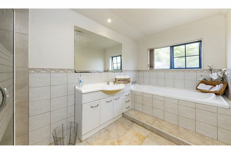Photo of property in 11 Glenveagh Park Drive, Weymouth, Auckland, 2103
