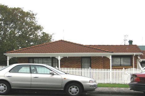 Photo of property in 2/27 Buscomb Avenue, Henderson, Auckland, 0610