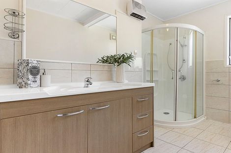 Photo of property in 1/114 Sycamore Drive, Sunnynook, Auckland, 0620