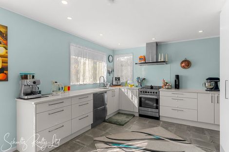 Photo of property in 10 Oxford Street, Whakapirau, Maungaturoto, 0583