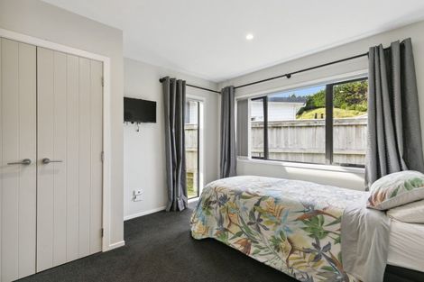 Photo of property in 32 Mervyn Kemp Drive, Tawa, Wellington, 5028