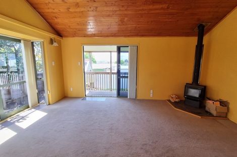 Photo of property in 62 Divich Avenue, Te Atatu South, Auckland, 0610