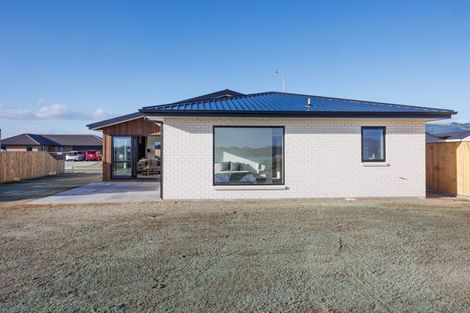 Photo of property in 75 Atlantic Drive, Fitzherbert, Palmerston North, 4410