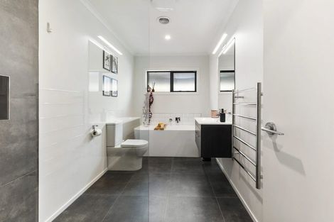 Photo of property in 5 Boeing Way, Newlands, Wellington, 6037