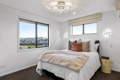 Photo of property in 14 Sir Lincoln Drive, Kumeu, 0810