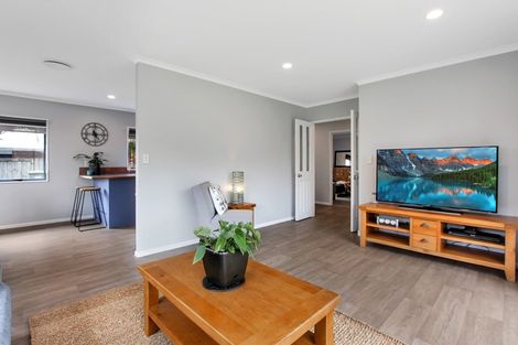 Photo of property in 17 Edward Payton Grove, Pukehangi, Rotorua, 3015