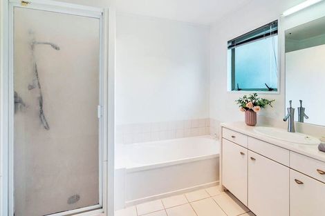 Photo of property in 38 Harbour Lights Close, West Harbour, Auckland, 0618